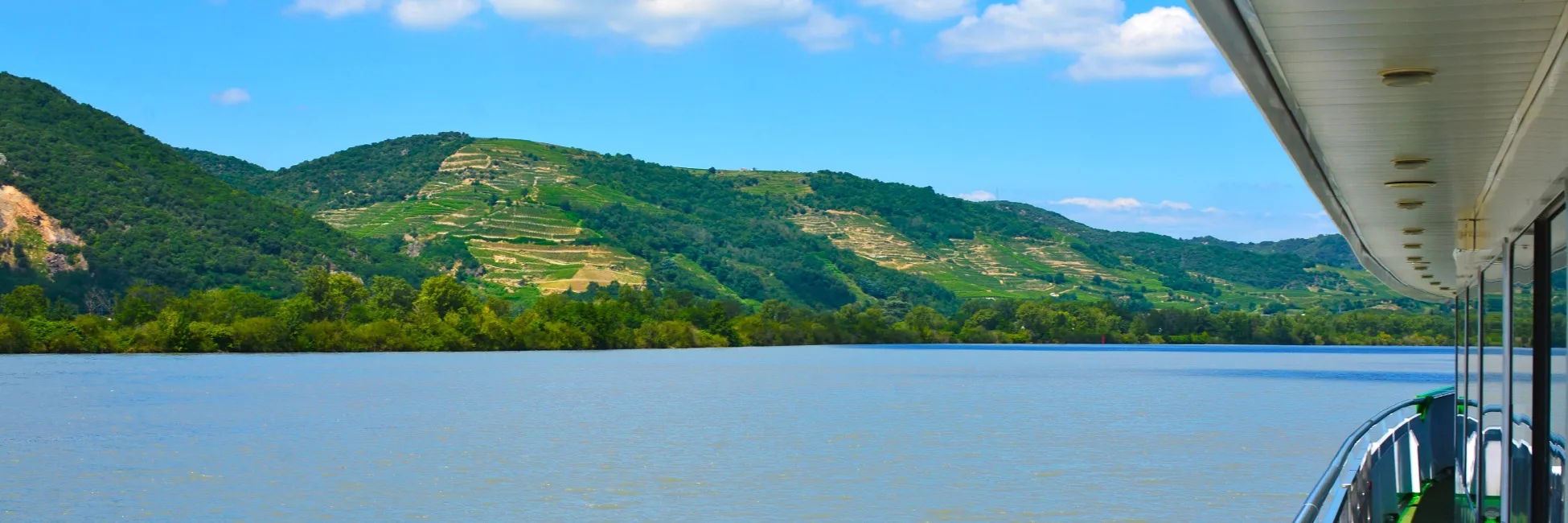 Bateau en navigation sur le Rhône 