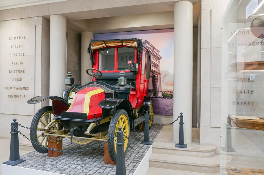 Ancienne voiture exposé au musée du mémorial de l'Armistice 