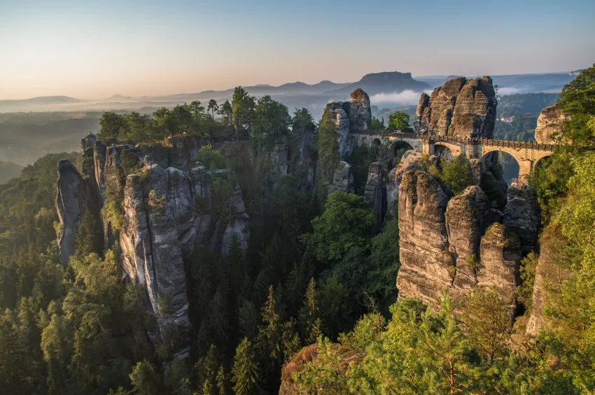 Le grandiose massif gréseux de l'Elbe (elbsandsteingebirge)