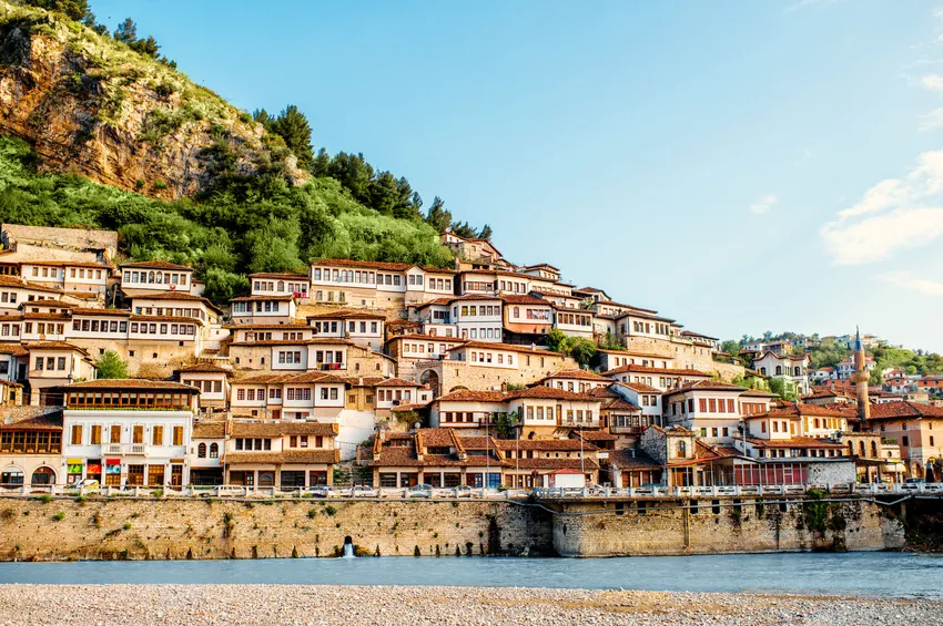 Habitations de l'Albanie en bord de mer 