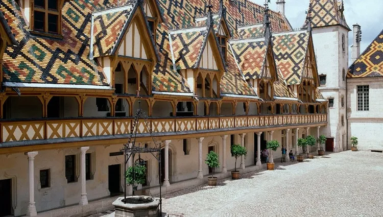 La cour des hospices de Dijon 