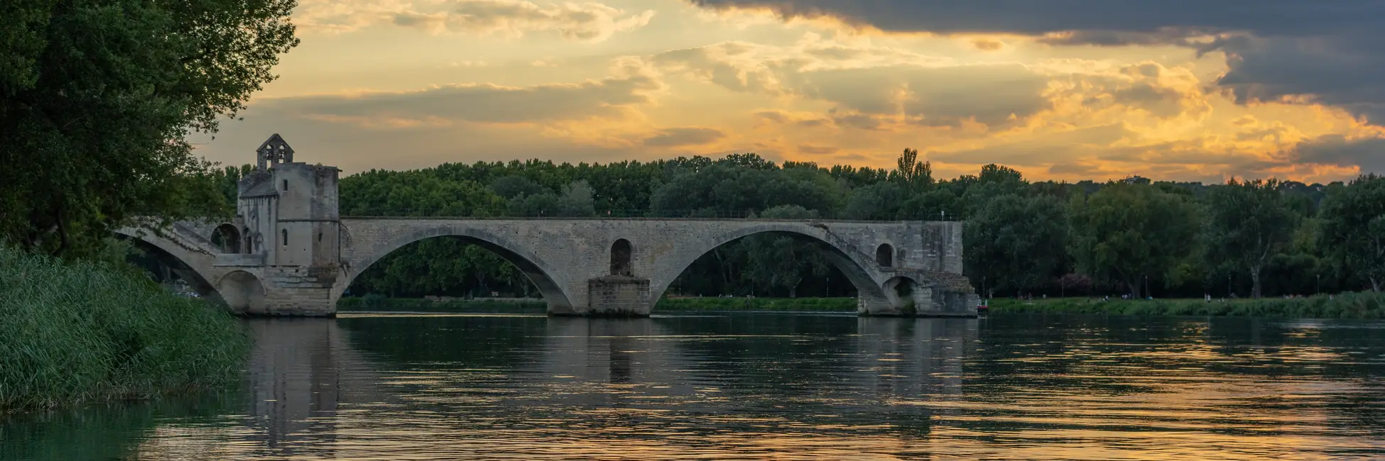 Le pont d'Avignon au coucher du soleil 