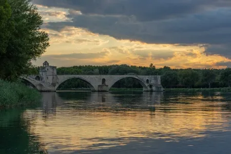 Le pont d'Avignon au coucher du soleil 