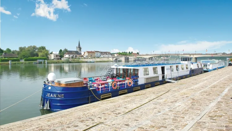 Péniche Jeanine à quai 