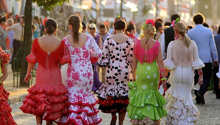 Femmes en tenue traditionnelle espagnole 