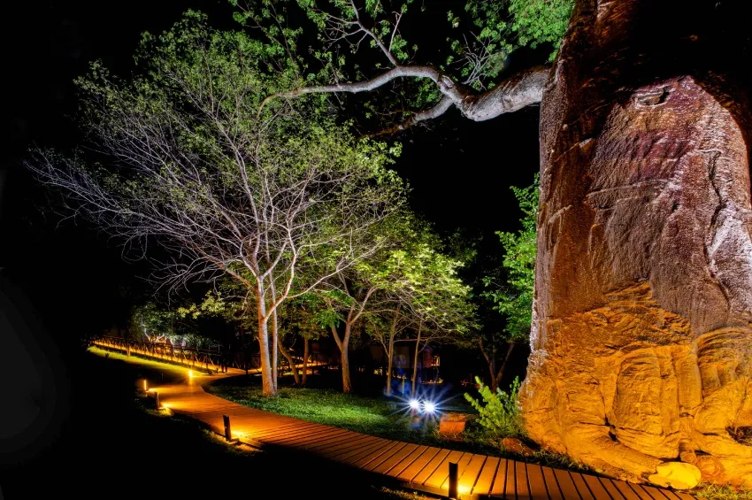 Chemin éclairé de nuit du Lodge Kaza