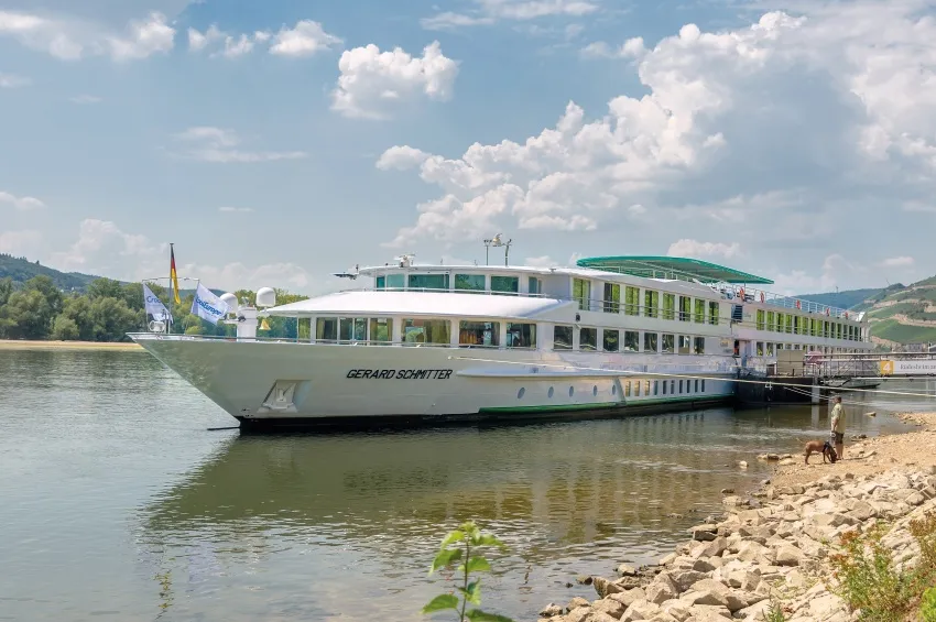 The MS Gérard Schmitter is cruising at Rudesheim