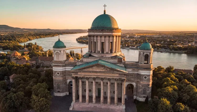 Vue d'ensemble sur le château d'Esztergom en Slovaquie 