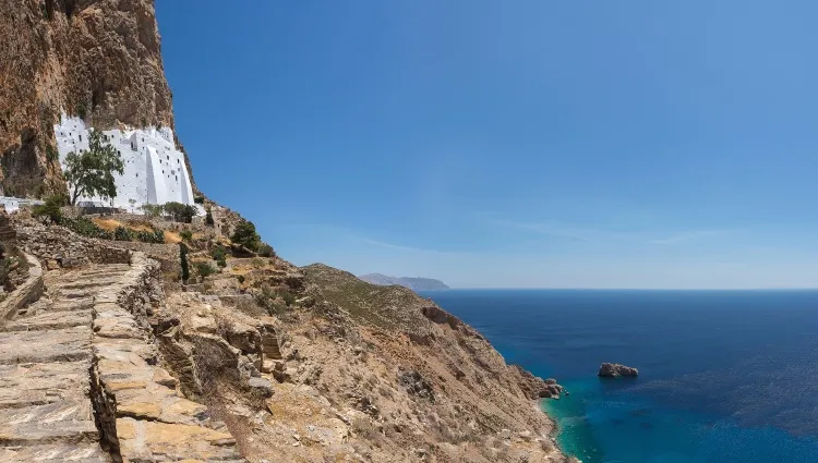 Le monastère de Panagia  Hozoviotisa au dessus de la mer 