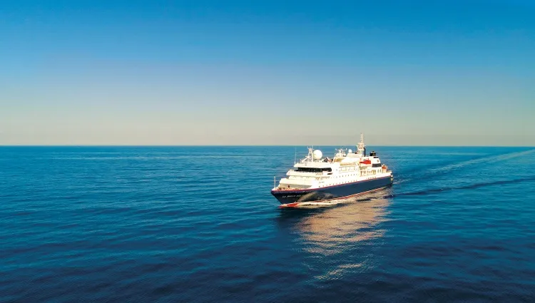 La Belle des Océans au milieu de la mer Corse 