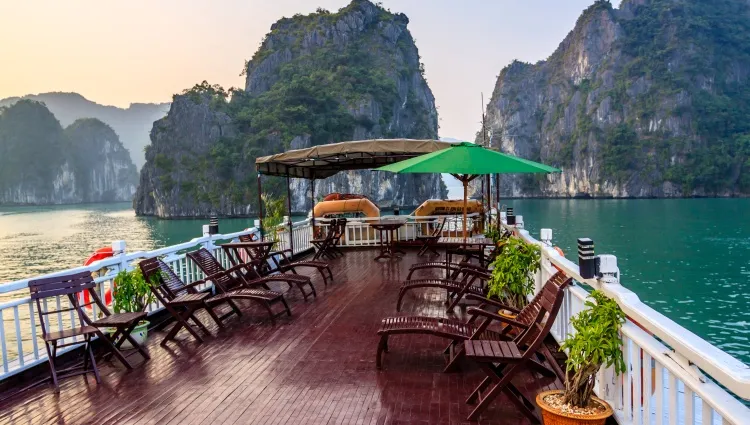 Péniche sur la baie d'Halong 