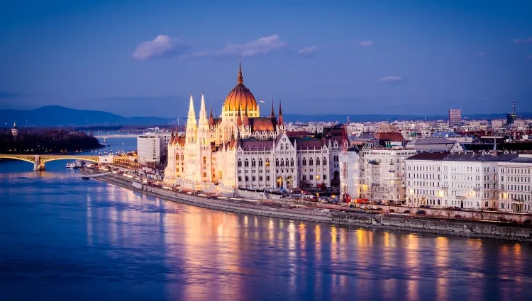 L'impressionnant parlement de Budapest de nuit 