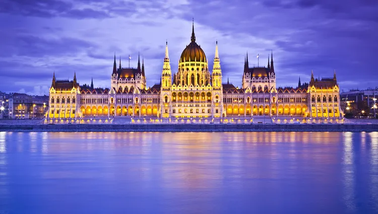 Le magnifique parlement de Budapest éclairé de nuit 