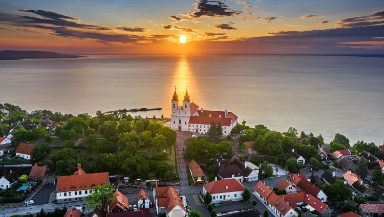 Coucher du soleil la presqu'île de Tihany et le Lac Balaton 