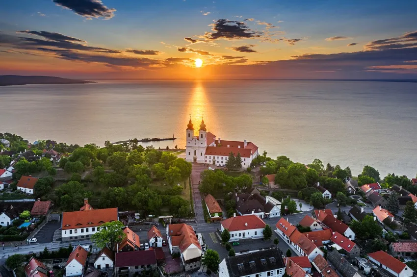 Coucher du soleil la presqu'île de Tihany et le Lac Balaton 