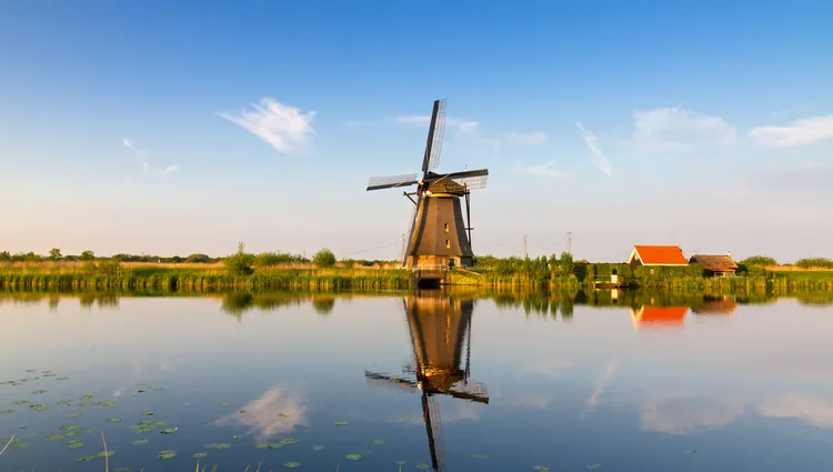 Le moulin au bord de la rivière de Kinderdijk