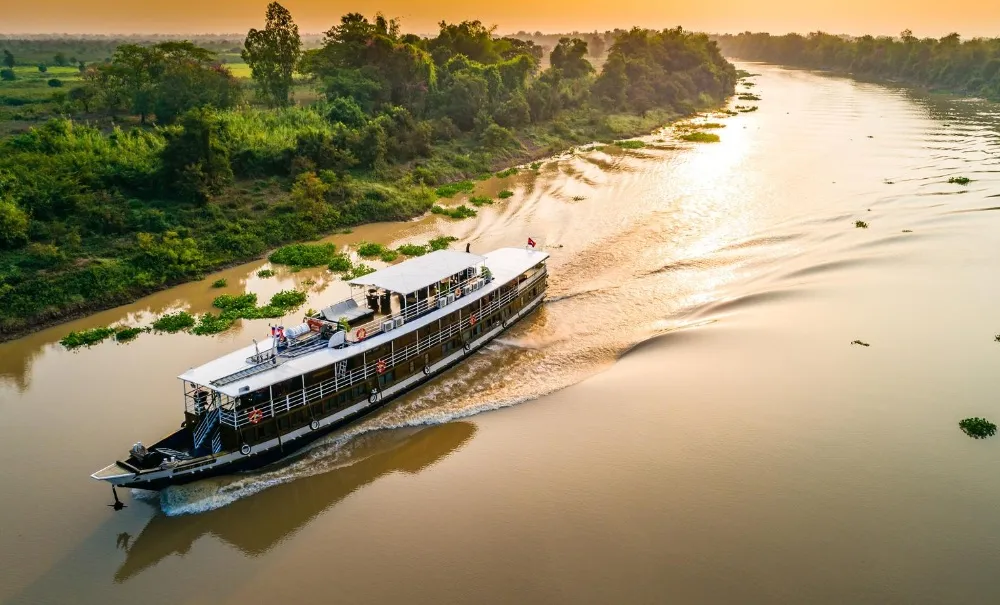 The RV Toum Tiou I is cruising around the Mékong