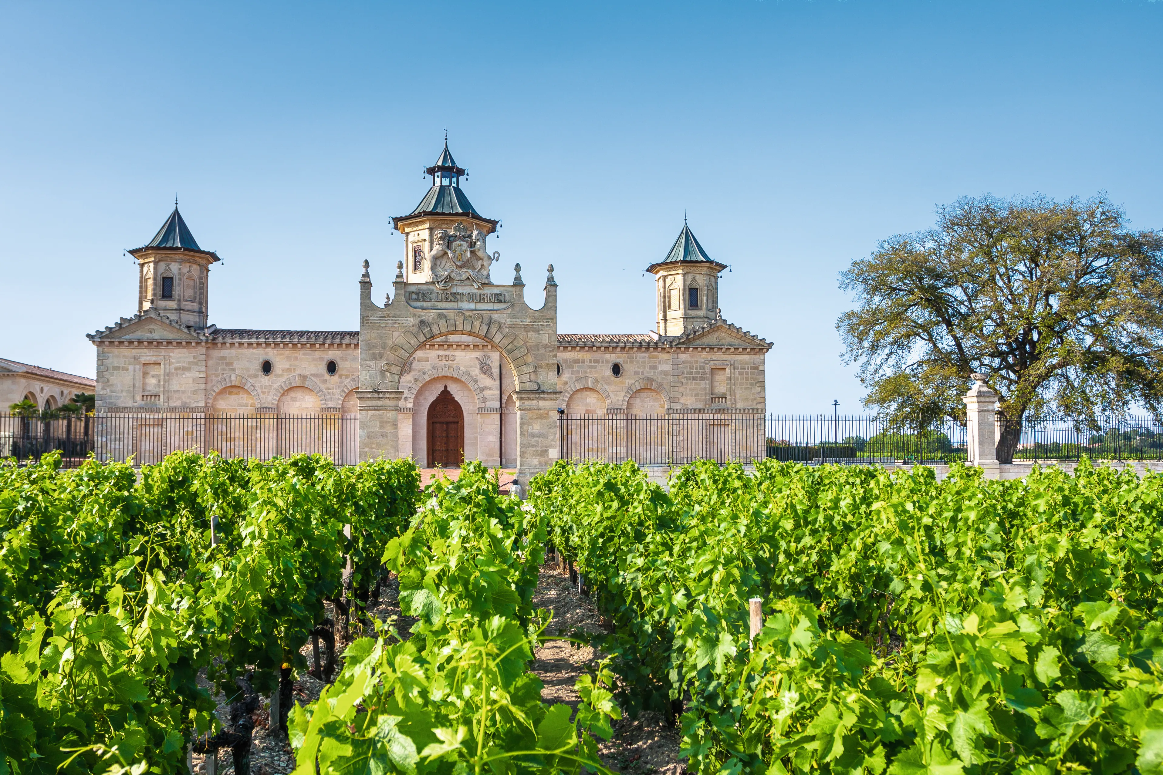 Le château du Cos d'Estournel et la route du Médoc 