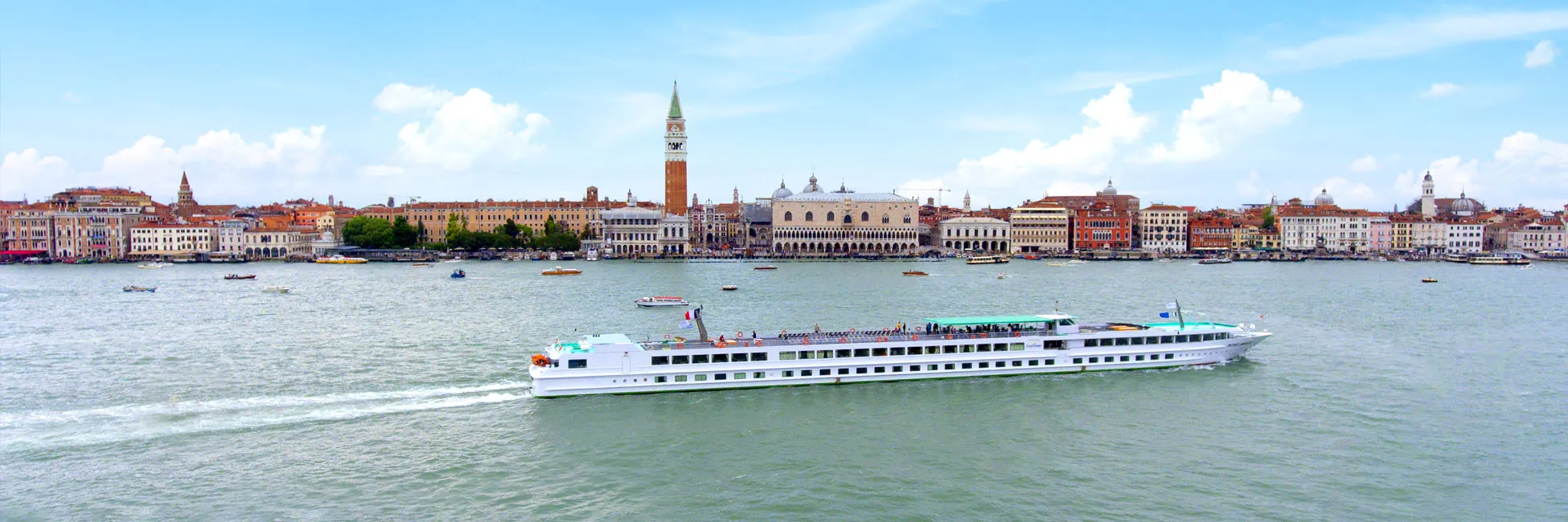 MS Michel Angelo en Navigation à Venise