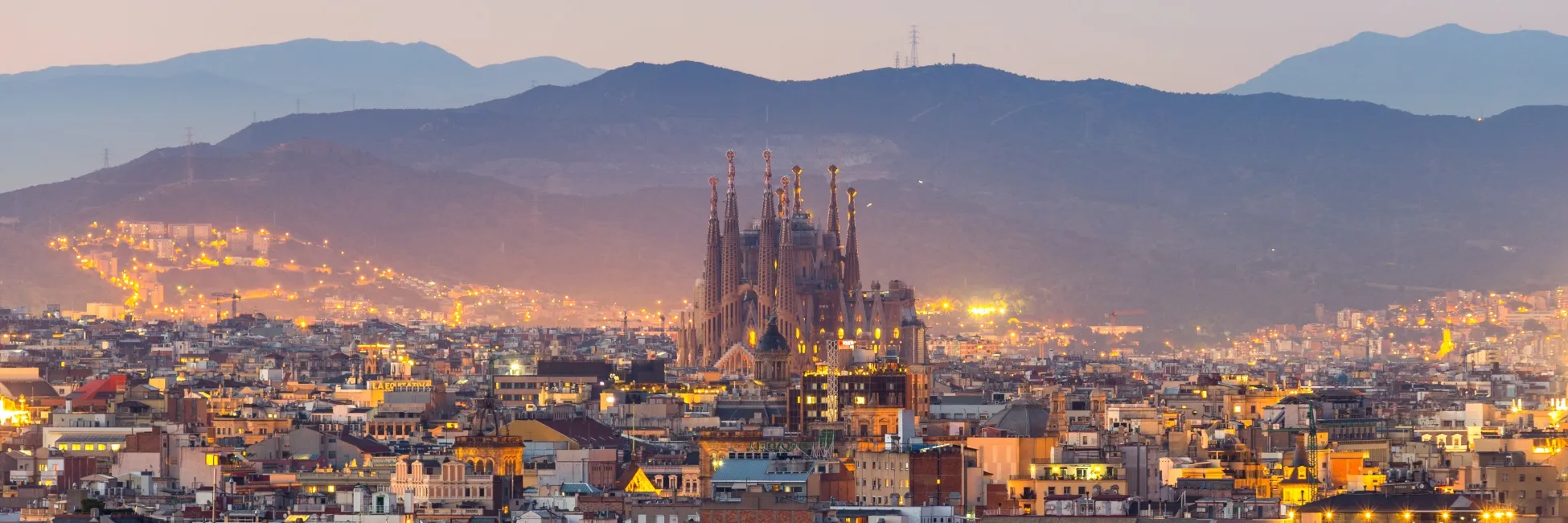 Vue sur Barcelone et la Sagrada Familia de nuit 