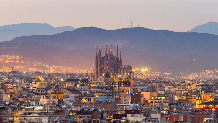 Vue sur Barcelone et la Sagrada Familia de nuit 