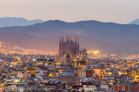 Vue sur Barcelone et la Sagrada Familia de nuit 