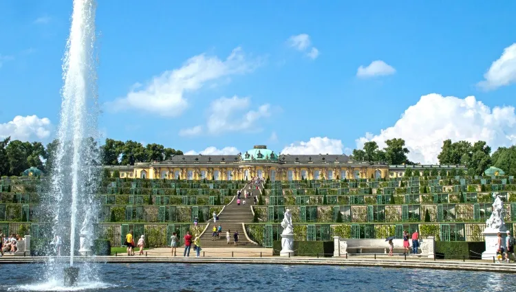 Fontaine dans le jardin du palace Sans-Souci  