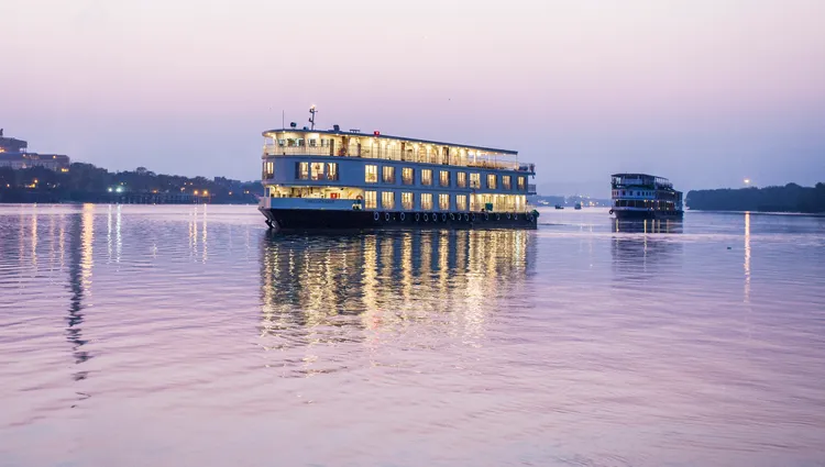 Le RV Ganges Voyager en navigation de nuit