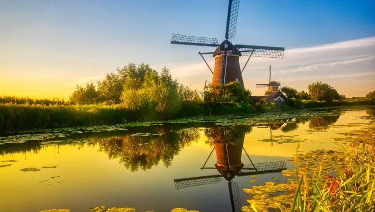 Le reflet du moulin à vent à Kinderdijk 