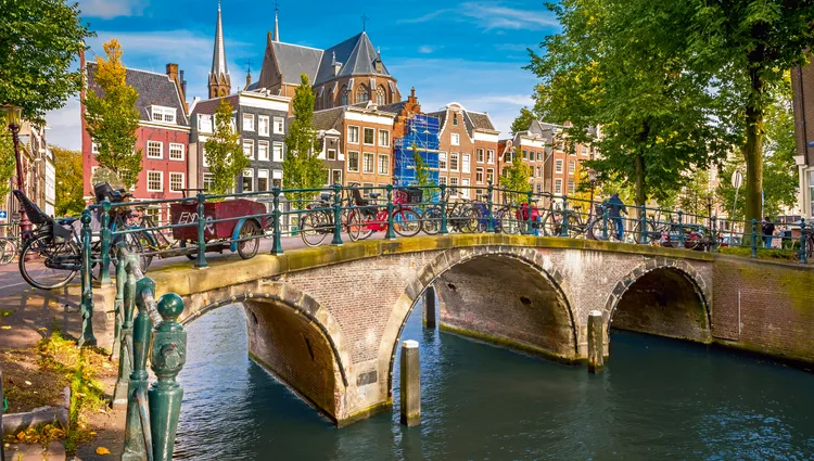 Vélos accrochés sur le pont à Amsterdam 