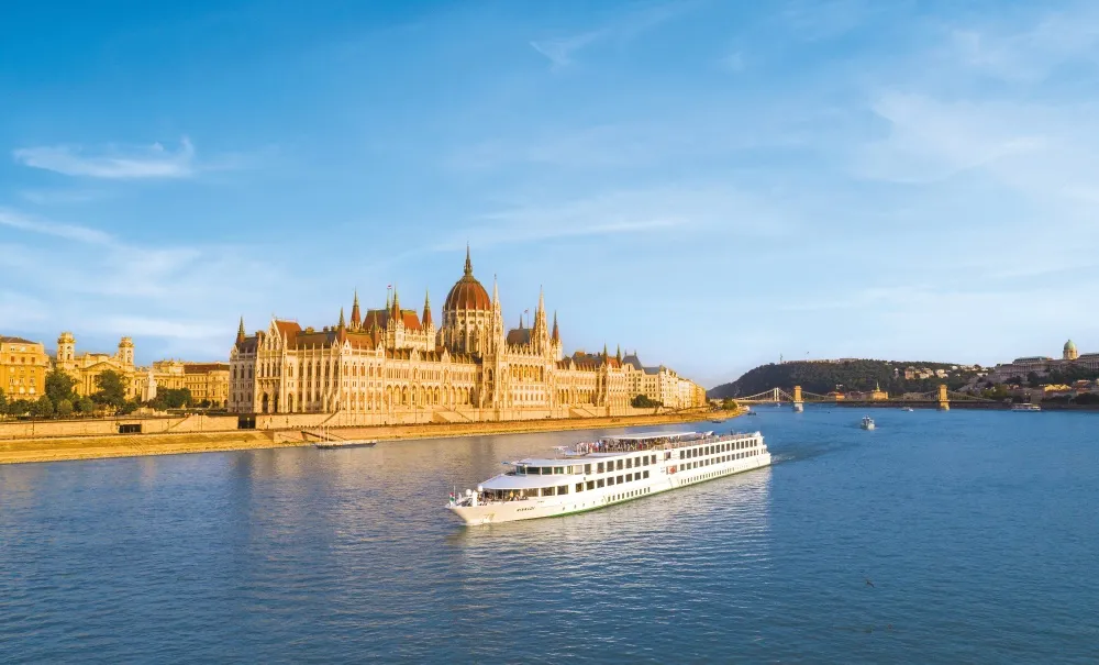 MS Vivaldi devant le parlement de Budapest 