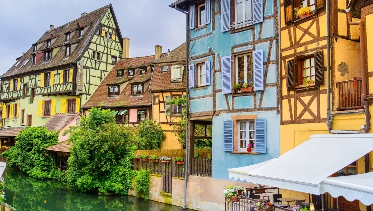 Maisons alsaciennes au bord du Rhin à Colmar 