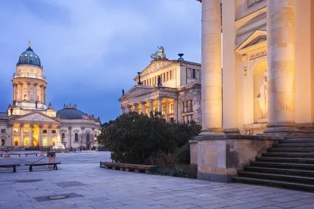 La place éclairée du Gendarmenmarkt 