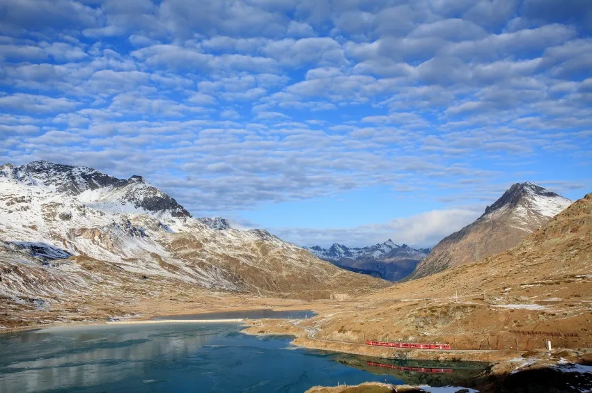 Le glacier express traversant les montagnes Suisse 