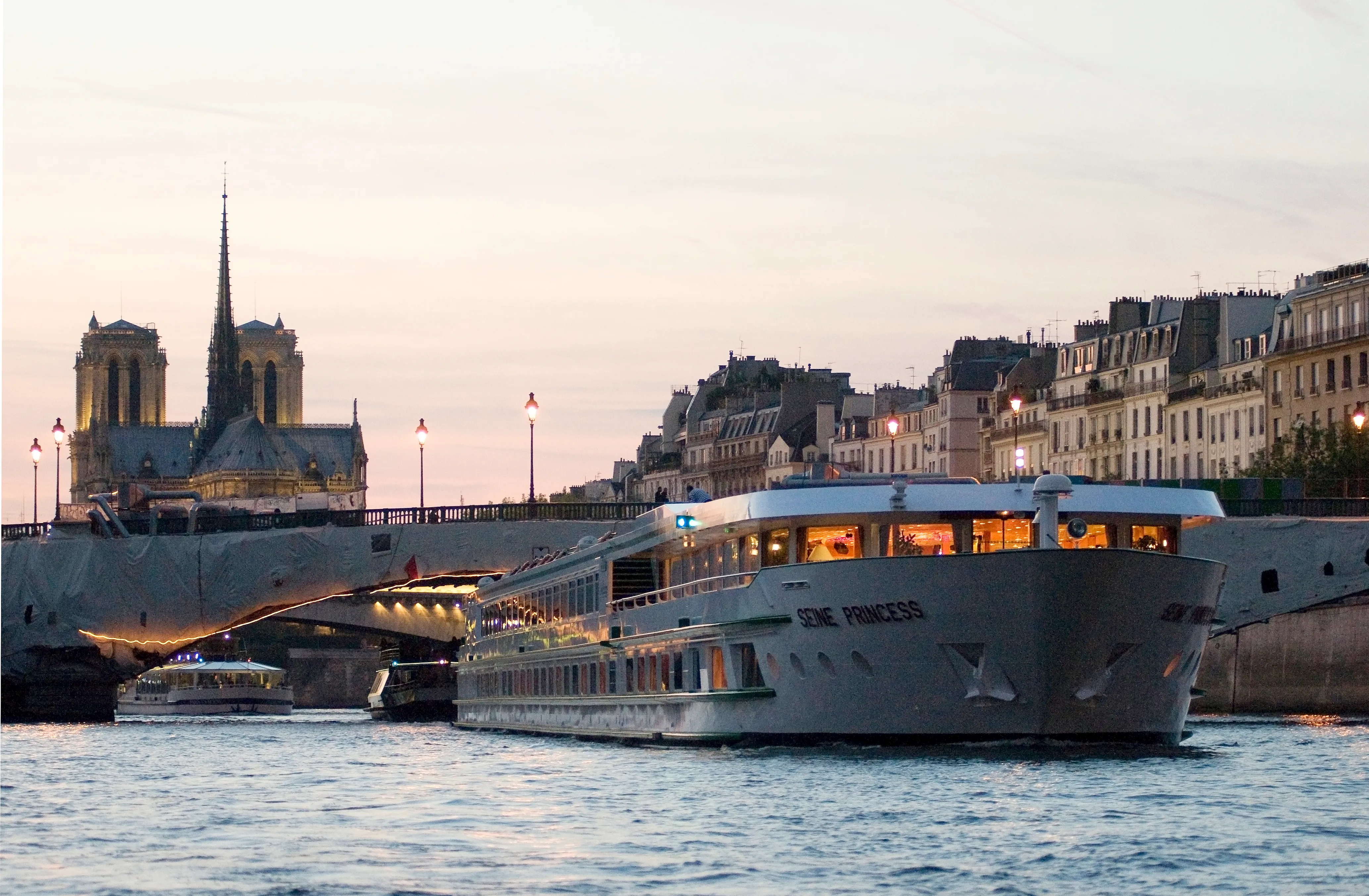 MS Seine Princess à côté de Notre Dame de Paris 