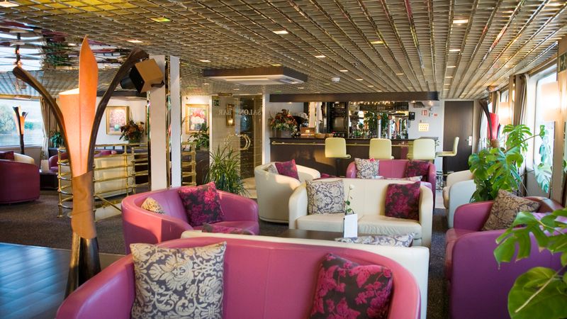 lounge bar with dancefloor