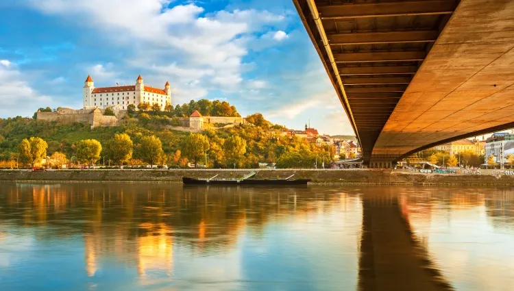 Vue sur le Danube traversant Bratislava