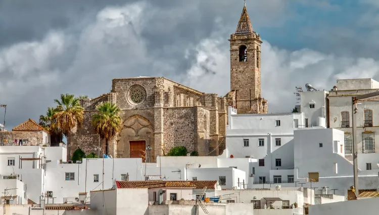 Les maisons blanches et l'église de Vejer de la Frontera 