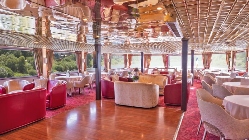 lounge bar with dancefloor