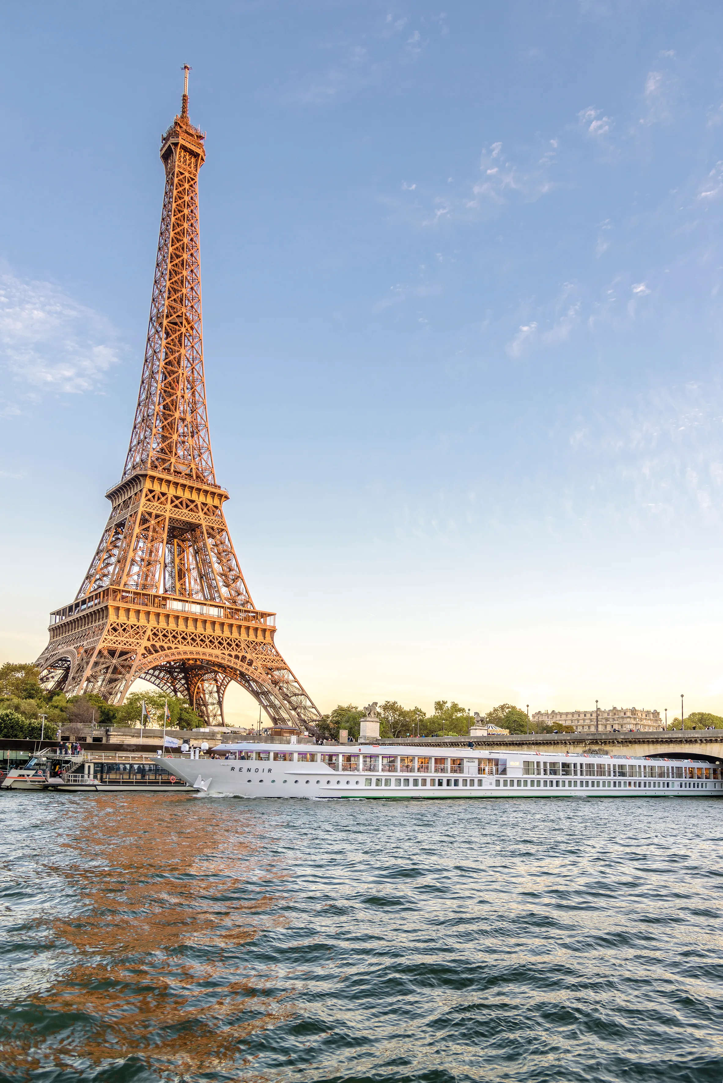 MS Renoir à Paris, au bord de la Tour Eiffel