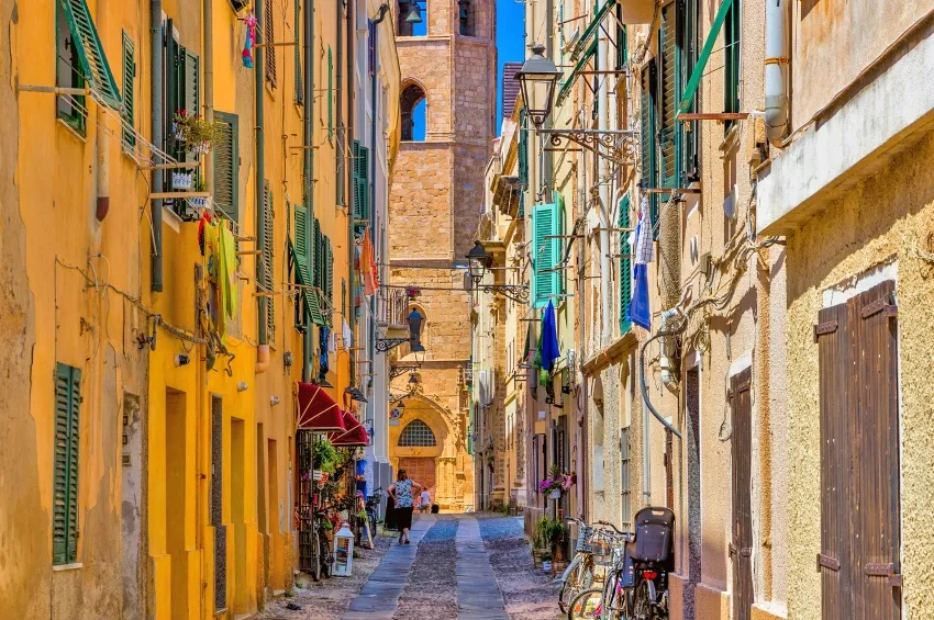 Une ruelle étroite en Sardaigne 