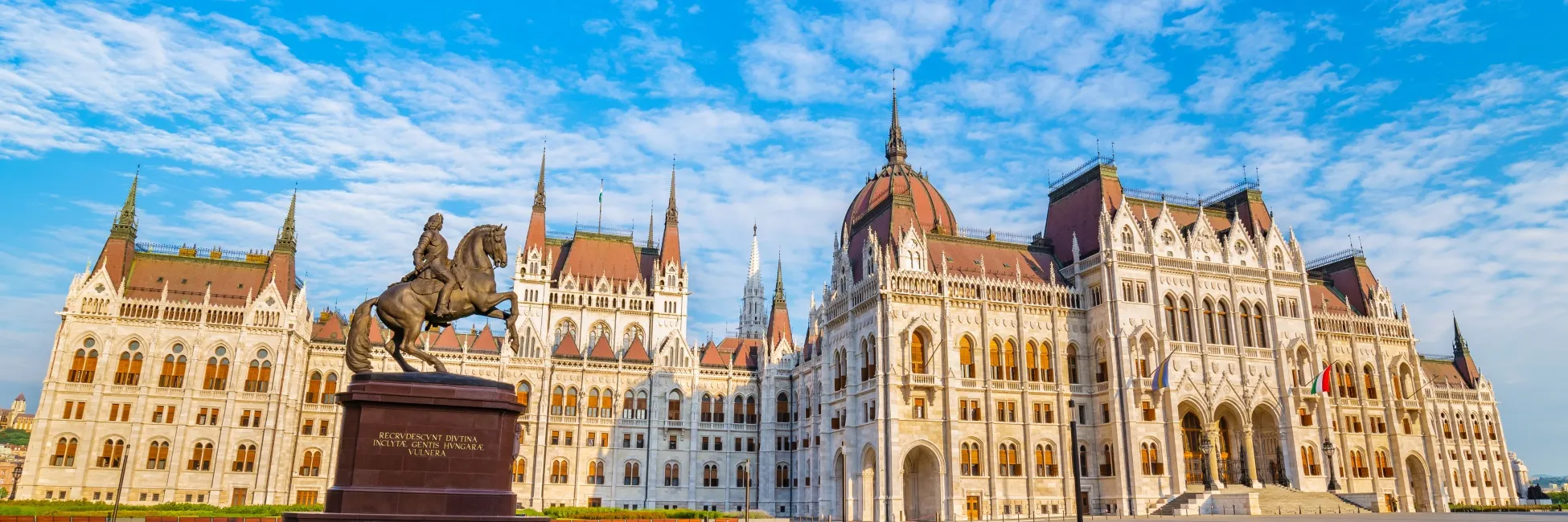 Vue panoramique sur le parlement de Budapest 