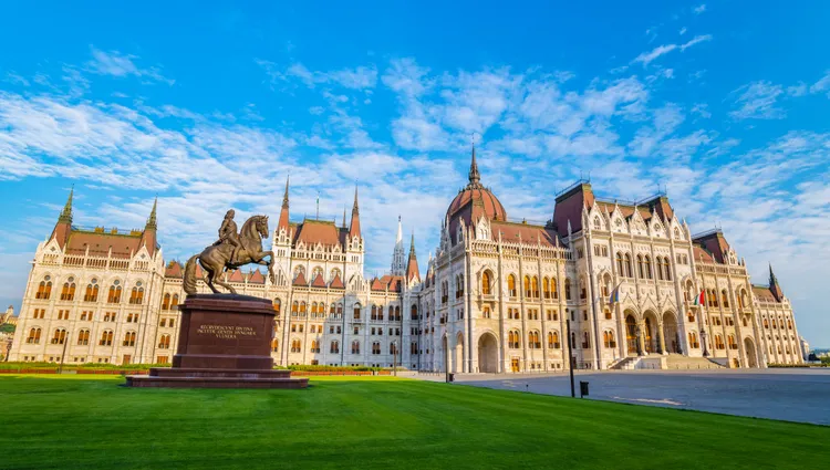 Vue panoramique sur le parlement de Budapest 