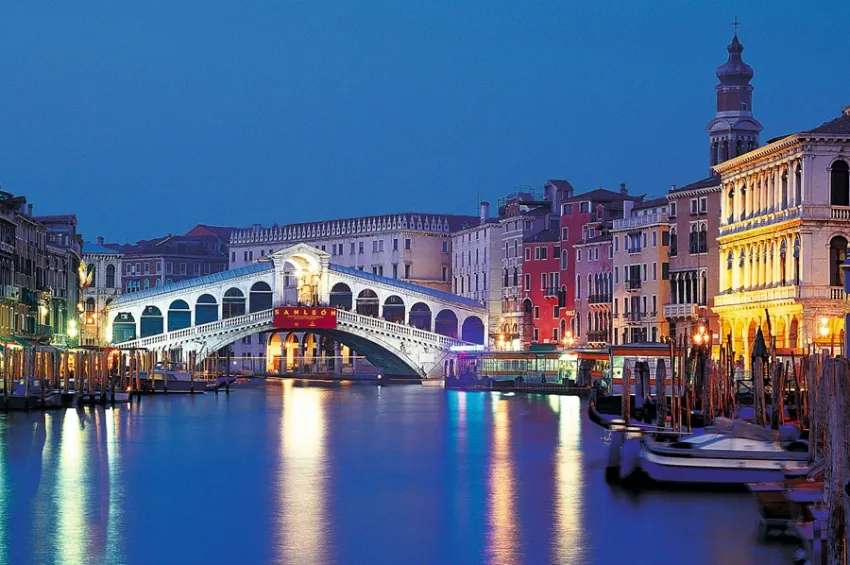 Le pont Rialto de nuit 