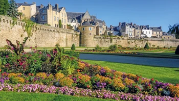 Vue sur la ville de Vannes et le jardin du château 