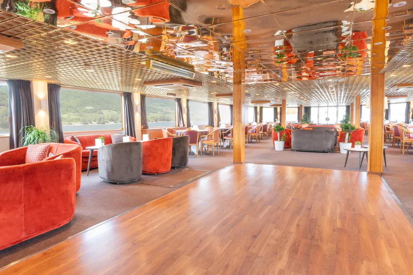 Lounge bar on the MS L'europe