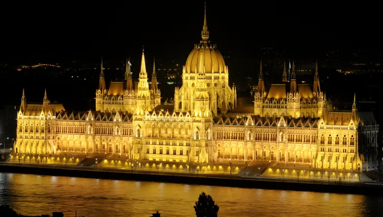 Le parlement de nuit à Budapest 