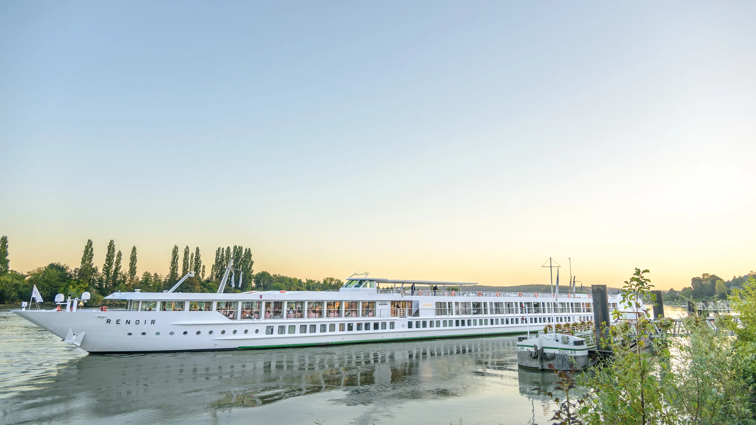 Le MS Renoir naviguant sur la Seine