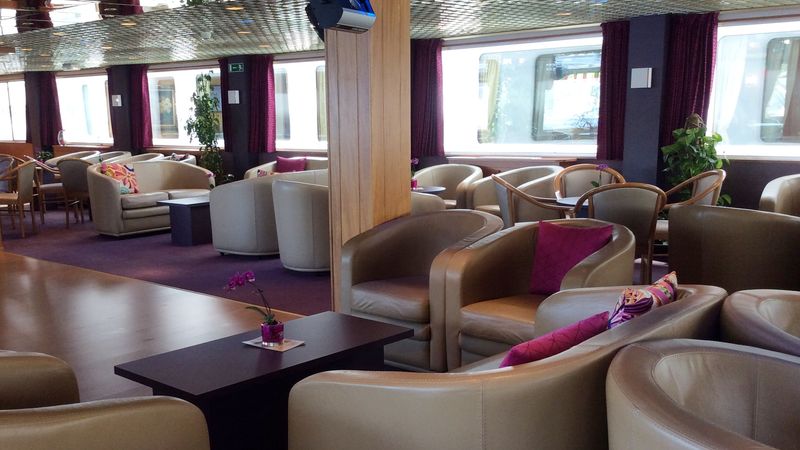 lounge bar with dancefloor