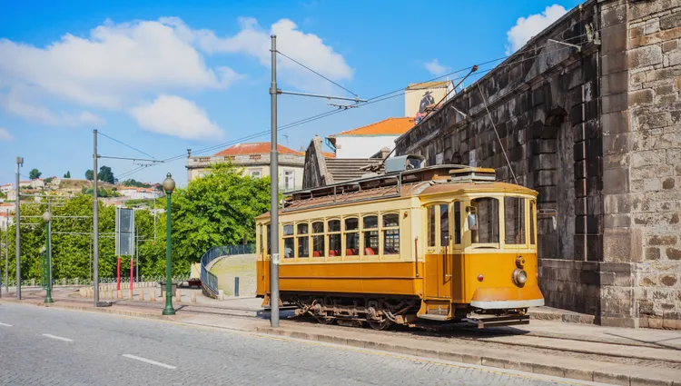 Tramway passant dans la ville de Porto 